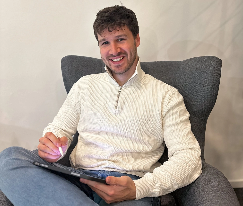 Robin Kromus mit Tablet